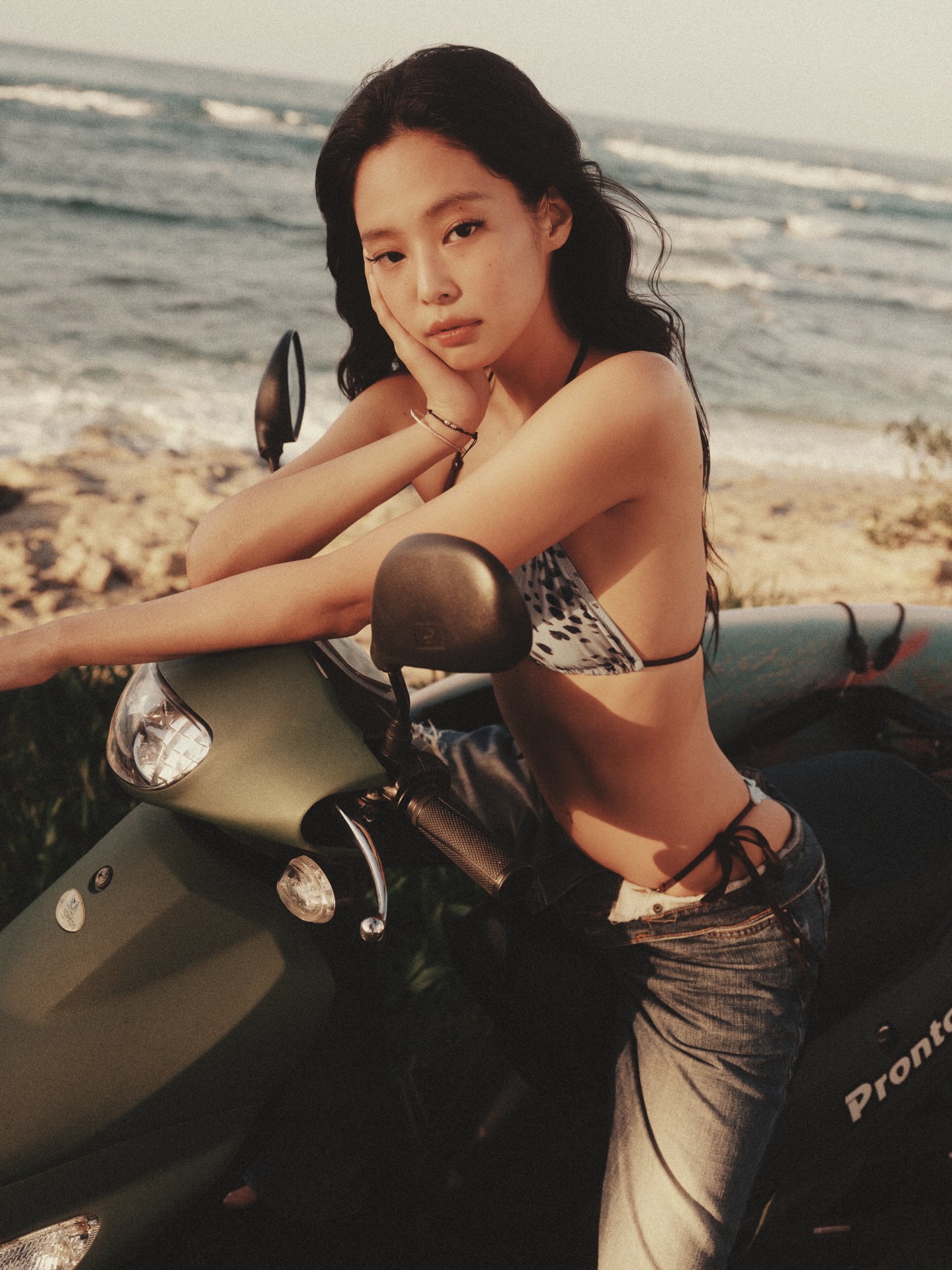 Mặc jeans r&aacute;ch ra biển: Phải size ngực giống Jennie mới đu được- Ảnh 3.