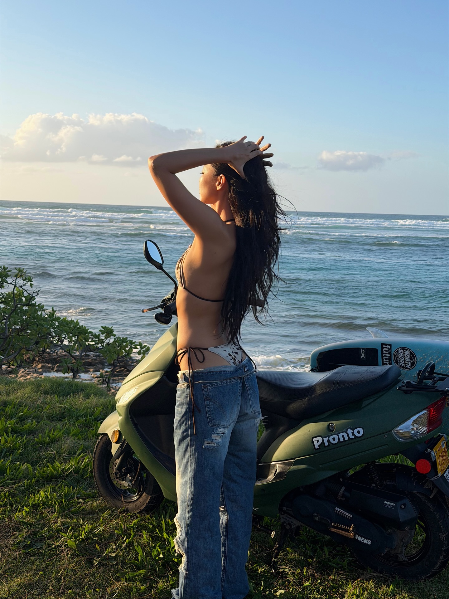 Mặc jeans r&aacute;ch ra biển: Phải size ngực giống Jennie mới đu được- Ảnh 2.