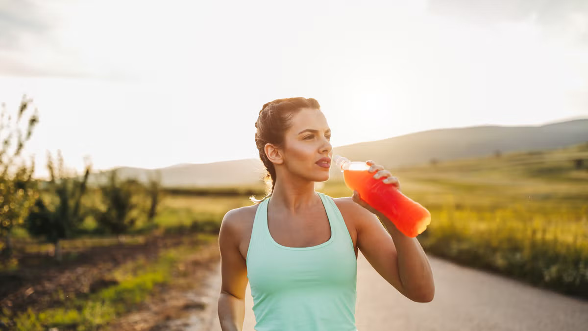 Ng&agrave;y c&agrave;ng nhiều người mắc tiểu đường, b&aacute;c sĩ n&oacute;i thẳng: Uống nhiều 4 loại nước n&agrave;y chẳng kh&aacute;c n&agrave;o &ldquo;nạp cả t&uacute;i đường&rdquo;- Ảnh 2.