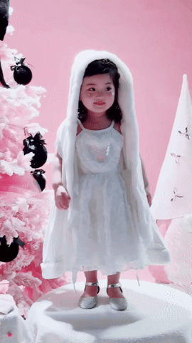 Lisa nh&agrave; Kh&aacute;nh Thi - Phan Hiển b&eacute; x&iacute;u m&agrave; xinh y&ecirc;u, thần th&aacute;i sao nh&iacute;, đời n&agrave;y "kh&ocirc;ng rực rỡ" sao được!- Ảnh 1.