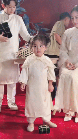 Lisa nh&agrave; Kh&aacute;nh Thi - Phan Hiển b&eacute; x&iacute;u m&agrave; xinh y&ecirc;u, thần th&aacute;i sao nh&iacute;, đời n&agrave;y "kh&ocirc;ng rực rỡ" sao được!- Ảnh 3.