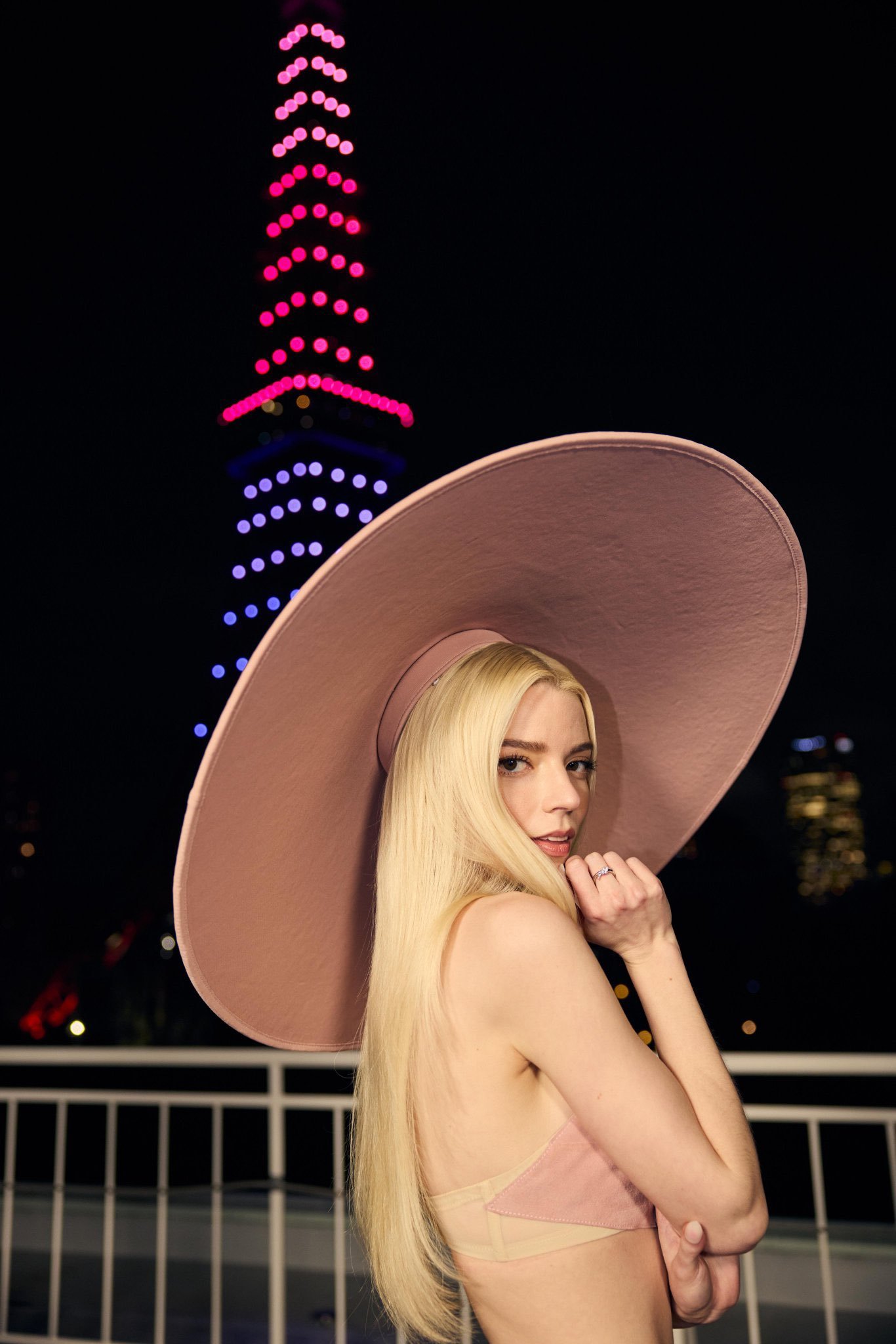 Đ&acirc;y l&agrave; người thật hay visual nh&acirc;n tạo: Ngũ quan c&oacute; một kh&ocirc;ng hai, đứng giữa đ&aacute;m đ&ocirc;ng vẫn đẹp ph&aacute;t s&aacute;ng- Ảnh 3.