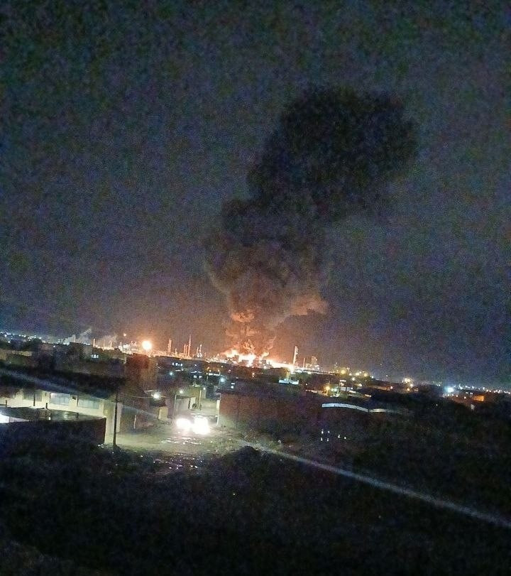 Cơ sở h&oacute;a dầu Iran bị tấn c&ocirc;ng, gi&aacute; dầu bật tăng- Ảnh 1.