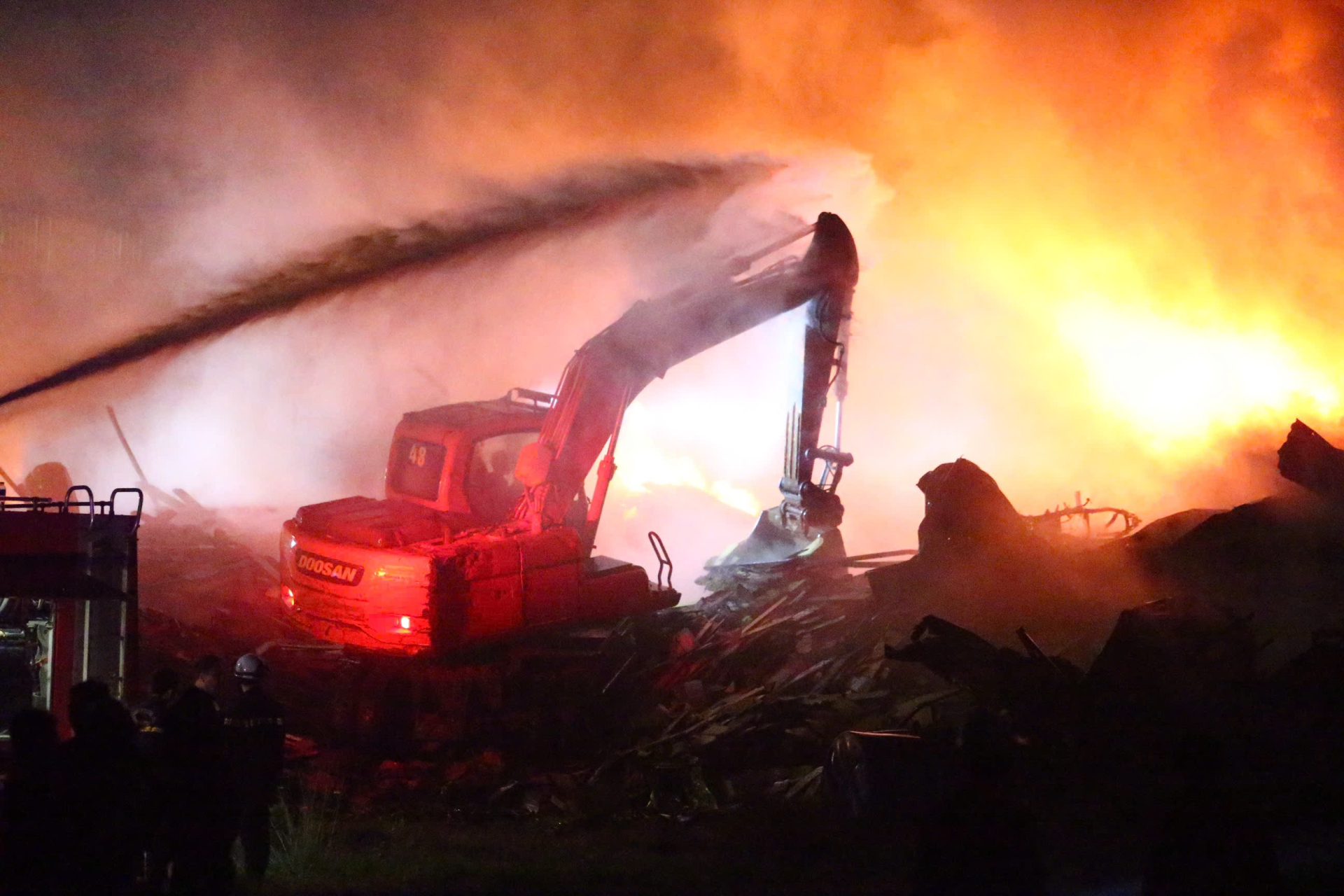 Hiện trường vụ ch&aacute;y kho xưởng gần Bệnh viện K T&acirc;n Triều: Lửa bao tr&ugrave;m trong đ&ecirc;m, chữa ch&aacute;y suốt nhiều giờ- Ảnh 7.