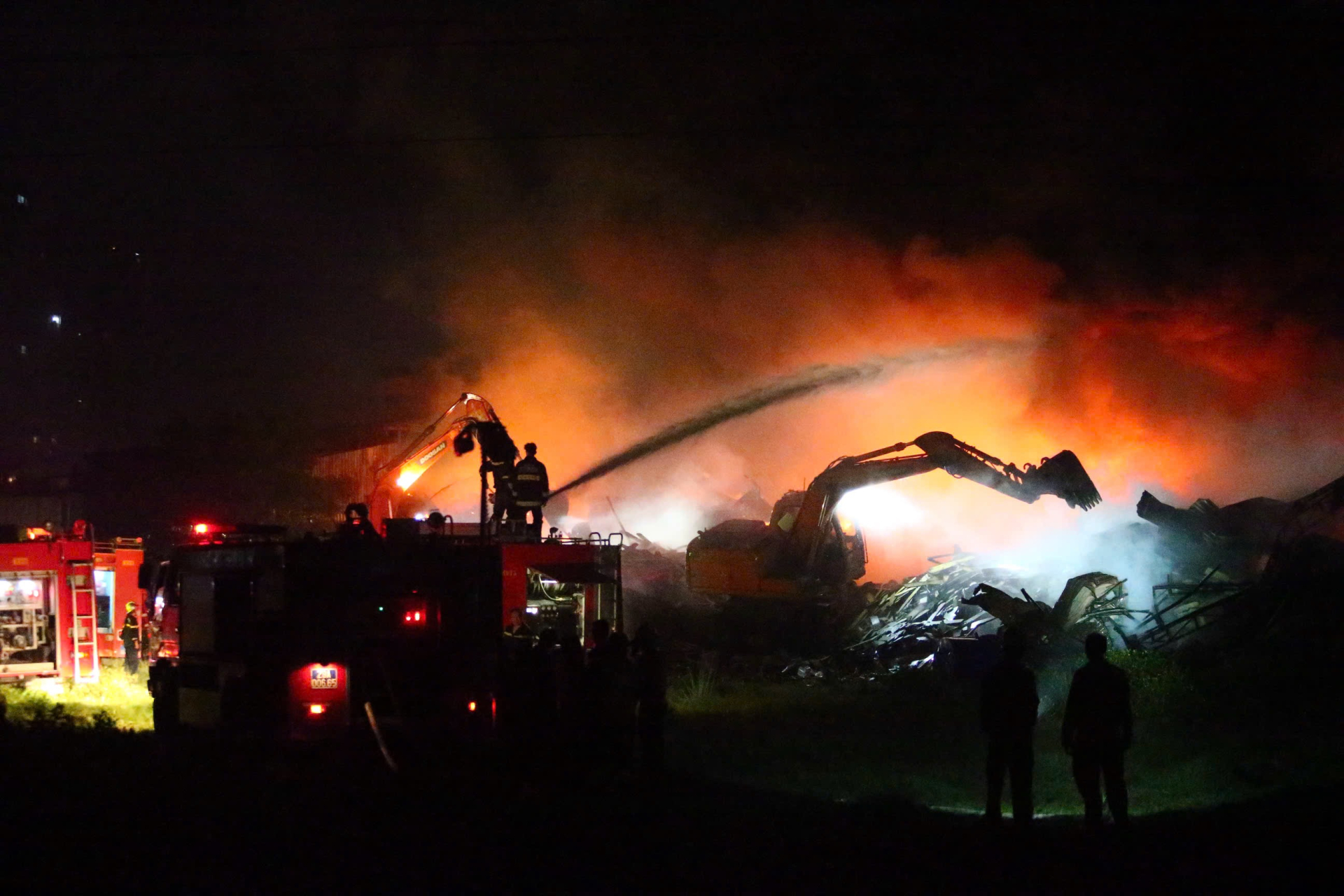 Hiện trường vụ ch&aacute;y kho xưởng gần Bệnh viện K T&acirc;n Triều: Lửa bao tr&ugrave;m trong đ&ecirc;m, chữa ch&aacute;y suốt nhiều giờ- Ảnh 6.