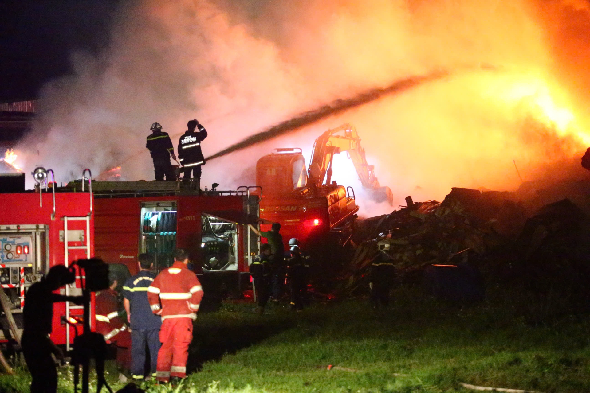 Hiện trường vụ ch&aacute;y kho xưởng gần Bệnh viện K T&acirc;n Triều: Lửa bao tr&ugrave;m trong đ&ecirc;m, chữa ch&aacute;y suốt nhiều giờ- Ảnh 5.