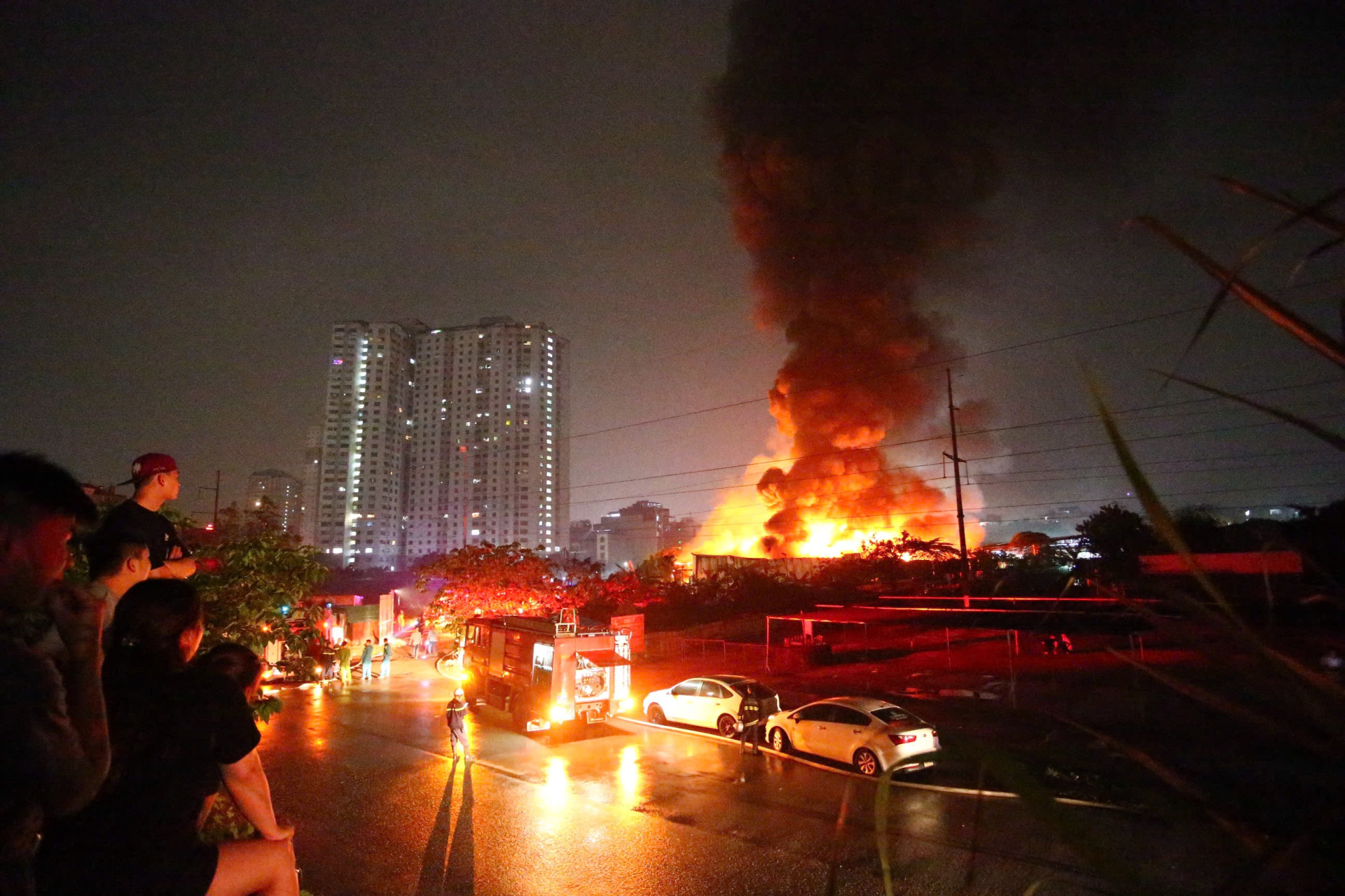 Hiện trường vụ ch&aacute;y kho xưởng gần Bệnh viện K T&acirc;n Triều: Lửa bao tr&ugrave;m trong đ&ecirc;m, chữa ch&aacute;y suốt nhiều giờ- Ảnh 3.