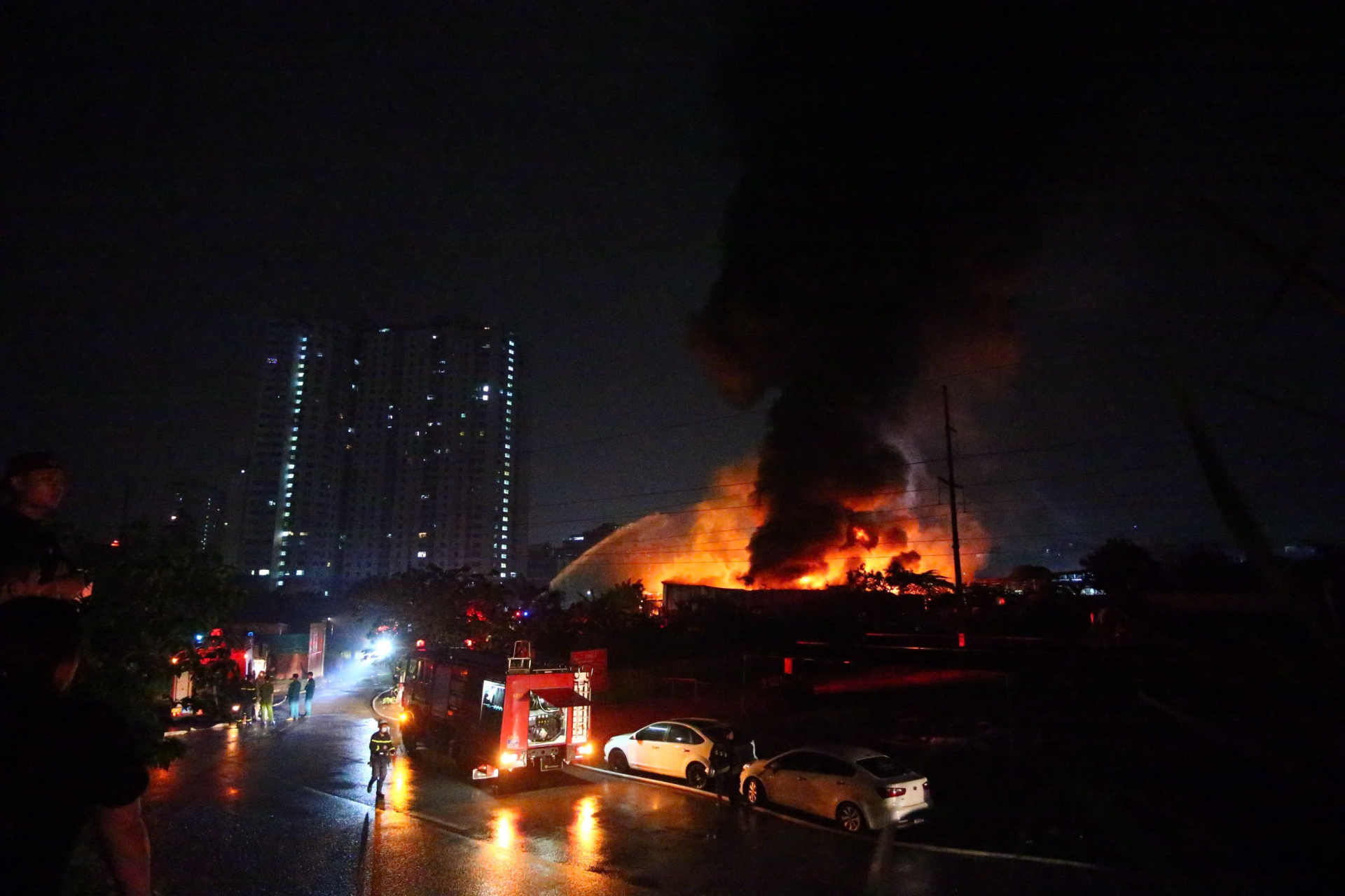 Hiện trường vụ ch&aacute;y kho xưởng gần Bệnh viện K T&acirc;n Triều: Lửa bao tr&ugrave;m trong đ&ecirc;m, chữa ch&aacute;y suốt nhiều giờ- Ảnh 8.