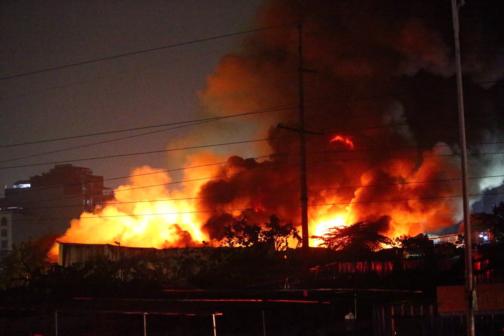 Hiện trường vụ ch&aacute;y kho xưởng gần Bệnh viện K T&acirc;n Triều: Lửa bao tr&ugrave;m trong đ&ecirc;m, chữa ch&aacute;y suốt nhiều giờ- Ảnh 2.