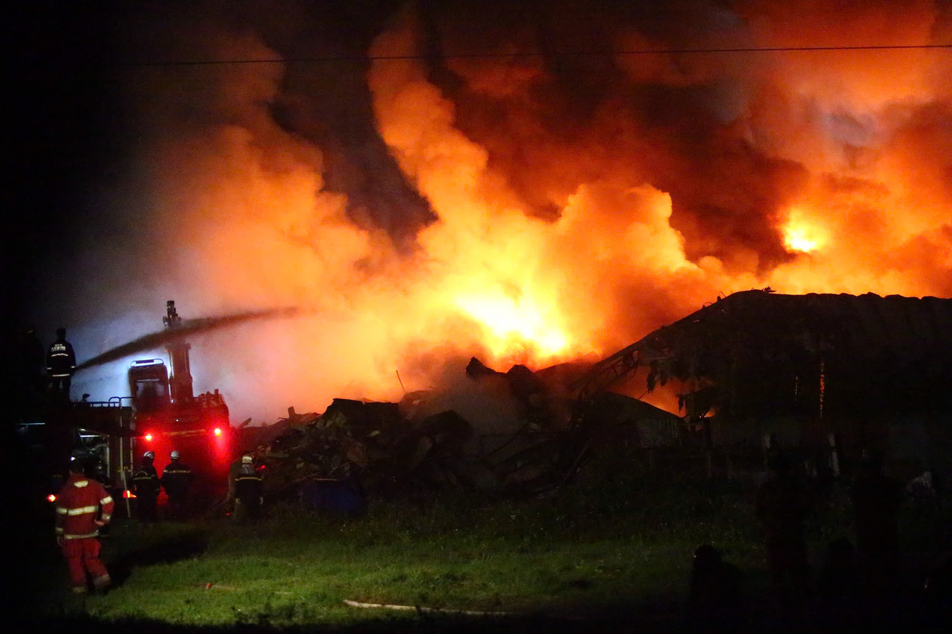 Hiện trường vụ ch&aacute;y kho xưởng gần Bệnh viện K T&acirc;n Triều: Lửa bao tr&ugrave;m trong đ&ecirc;m, chữa ch&aacute;y suốt nhiều giờ- Ảnh 1.