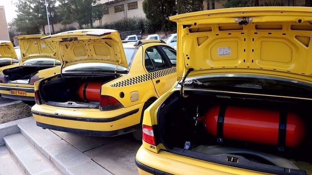 Thiếu xăng dầu k&eacute;o d&agrave;i, người Iran đưa "vũ kh&iacute; sinh tồn" xuống phố: Nh&igrave;n qua cứ ngỡ đến từ tương lai- Ảnh 3.