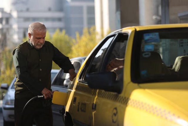 Thiếu xăng dầu k&eacute;o d&agrave;i, người Iran đưa "vũ kh&iacute; sinh tồn" xuống phố: Nh&igrave;n qua cứ ngỡ đến từ tương lai- Ảnh 1.