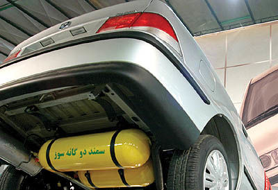 Thiếu xăng dầu k&eacute;o d&agrave;i, người Iran đưa "vũ kh&iacute; sinh tồn" xuống phố: Nh&igrave;n qua cứ ngỡ đến từ tương lai- Ảnh 4.