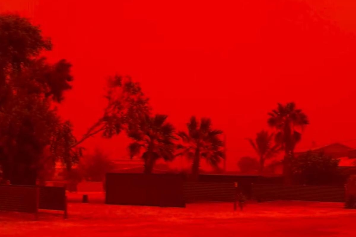 Bầu trời bất ngờ chuyển sang m&agrave;u đỏ rực như ng&agrave;y "tận thế"- Ảnh 1.