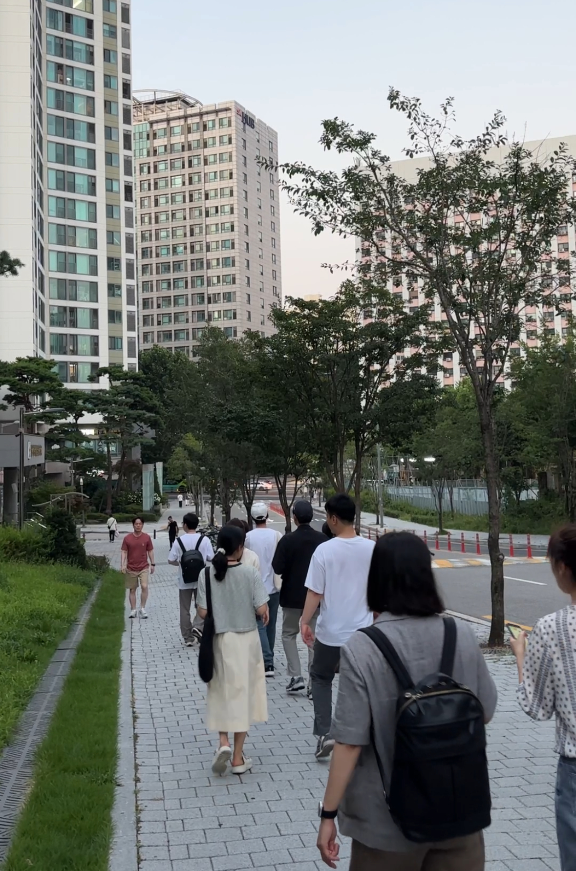 Tiết kiệm cả đời cũng kh&ocirc;ng đủ tiền mua nh&agrave;, d&acirc;n văn ph&ograve;ng m&aacute;ch nhau: Cố l&agrave;m được việc n&agrave;y th&igrave; c&oacute; thể- Ảnh 1.