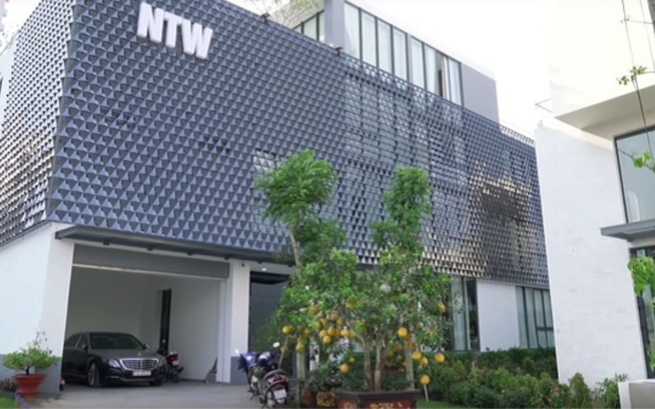 Ngắm biệt thự 50 tỷ của Ngọc Trinh: Ph&ograve;ng ngủ rộng bằng 3 căn chung cư đập th&ocirc;ng, g&oacute;c n&agrave;o trong nh&agrave; cũng &ldquo;sống ảo&rdquo; dễ d&agrave;ng- Ảnh 2.