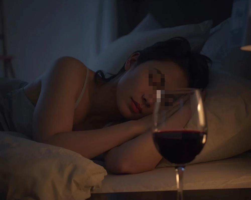 Người phụ nữ đang mạnh khỏe bỗng tử vong trong l&uacute;c ngủ, b&aacute;c sĩ n&oacute;i thẳng: 3 th&oacute;i xấu n&agrave;y l&agrave; "thủ phạm"- Ảnh 3.