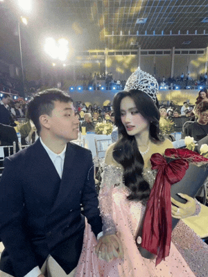 "T&oacute;m d&iacute;nh" &Yacute; Nhi v&agrave; bạn trai sau đ&ecirc;m Chung kết, c&oacute; một h&agrave;nh động chưa Hoa hậu n&agrave;o d&aacute;m l&agrave;m!- Ảnh 1.