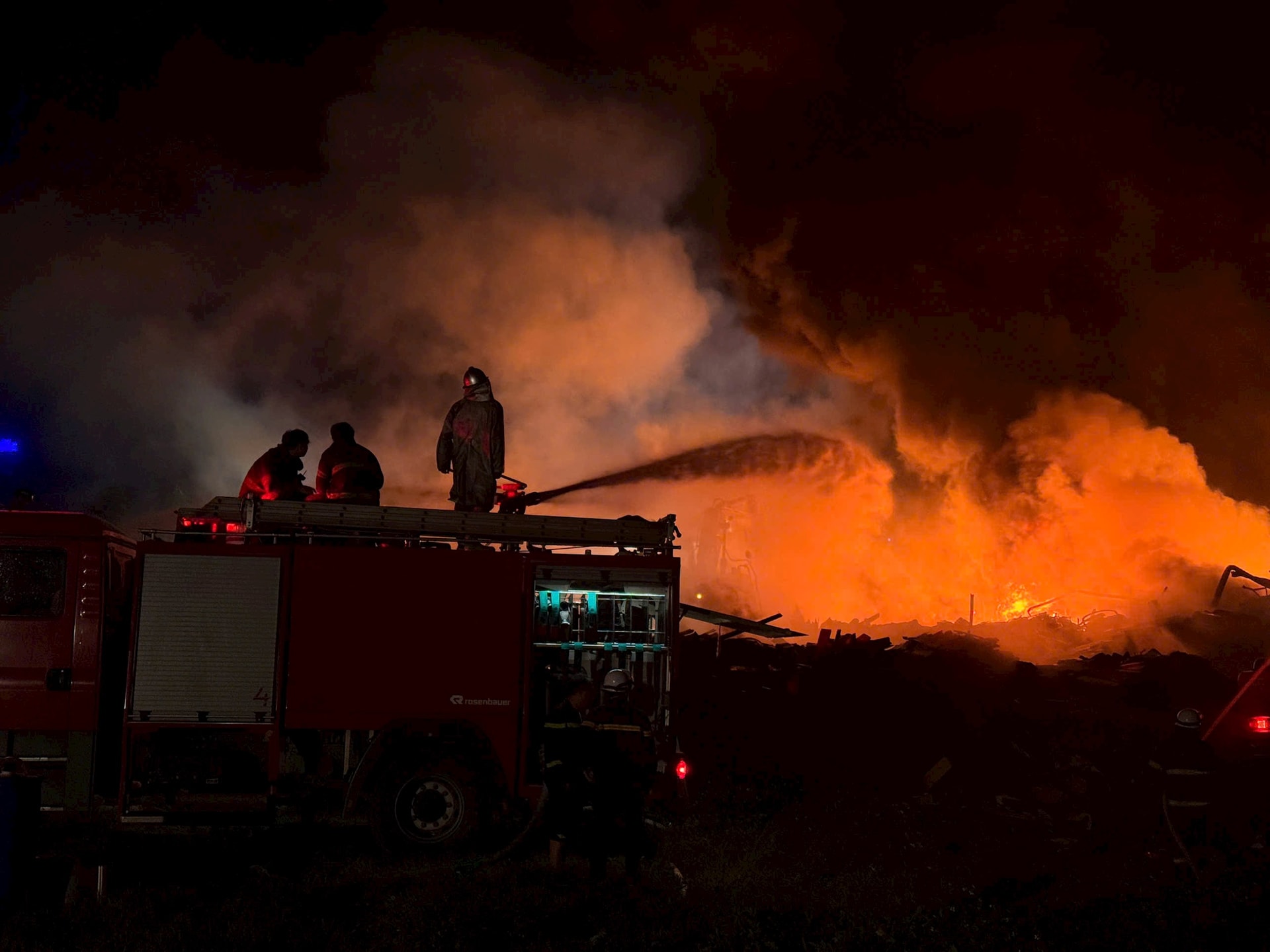 Hiện trường vụ ch&aacute;y dữ dội gần bệnh viện K T&acirc;n Triều (H&agrave; Nội), nghẹn l&ograve;ng &aacute;nh mắt ng&oacute;ng tin người th&acirc;n- Ảnh 4.