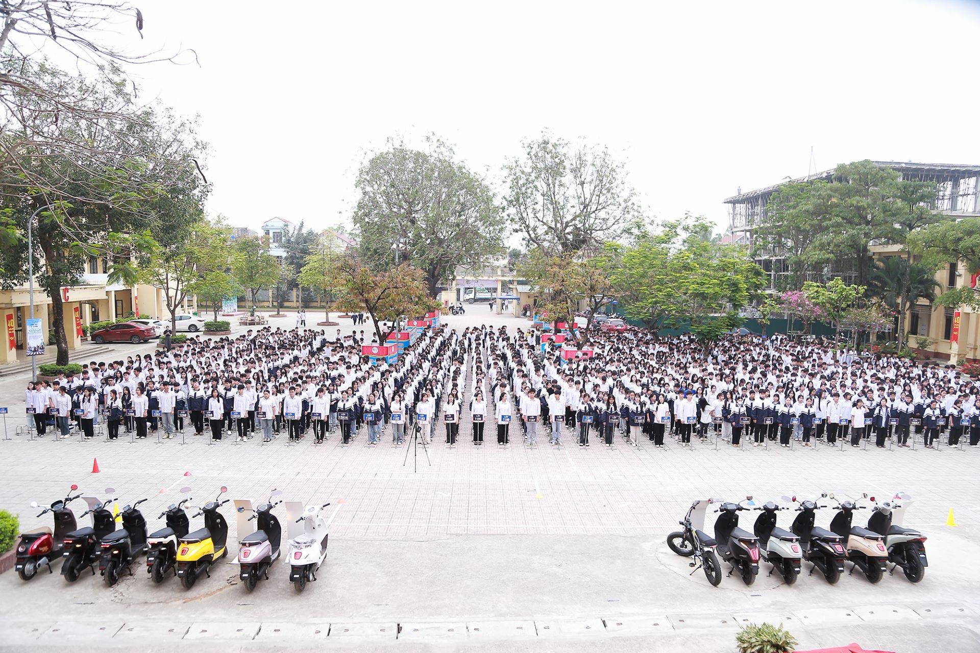 Chuỗi sự kiện &ldquo;Phủ xanh trường học 2026&rdquo;: Học sinh H&agrave; Nội trải nghiệm xe điện VinFast, lan tỏa th&ocirc;ng điệp sống xanh- Ảnh 1.