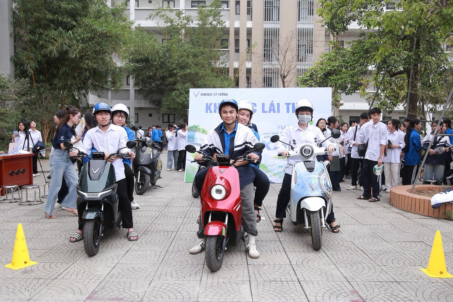 Chuỗi sự kiện &ldquo;Phủ xanh trường học 2026&rdquo;: Học sinh H&agrave; Nội trải nghiệm xe điện VinFast, lan tỏa th&ocirc;ng điệp sống xanh- Ảnh 2.