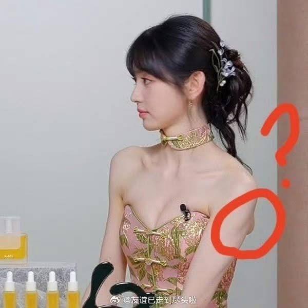 Điền Hi Vi mặc v&aacute;y o &eacute;p v&ograve;ng 1 khiến buổi livestream bị gi&aacute;n đoạn, ekip bị n&eacute;m đ&aacute; gắt- Ảnh 3.