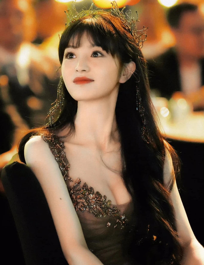 Điền Hi Vi mặc v&aacute;y o &eacute;p v&ograve;ng 1 khiến buổi livestream bị gi&aacute;n đoạn, ekip bị n&eacute;m đ&aacute; gắt- Ảnh 5.