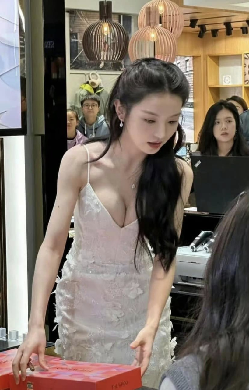 Điền Hi Vi mặc v&aacute;y o &eacute;p v&ograve;ng 1 khiến buổi livestream bị gi&aacute;n đoạn, ekip bị n&eacute;m đ&aacute; gắt- Ảnh 6.