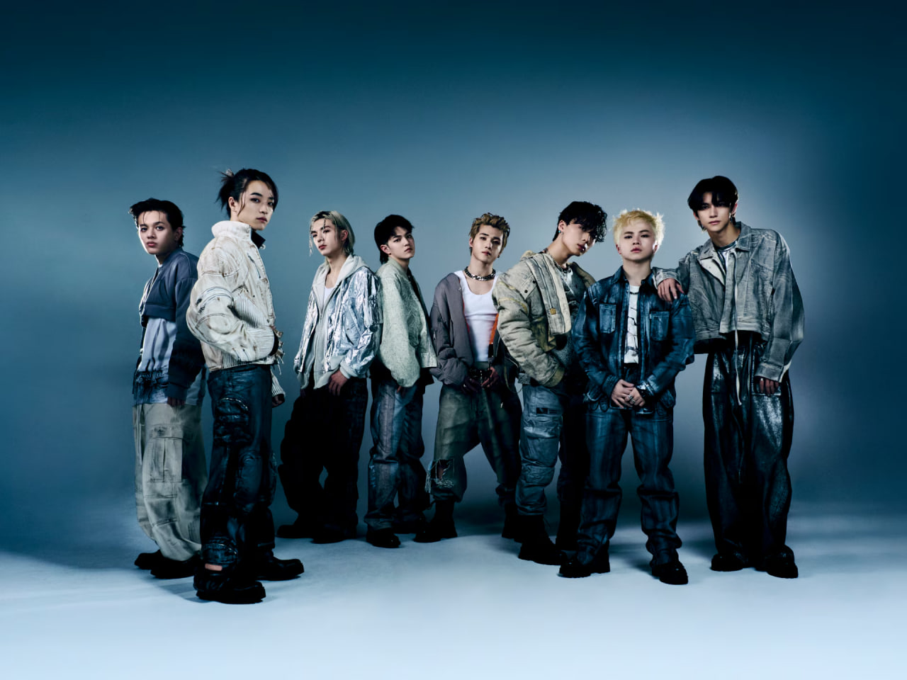 Gặp gỡ nhóm nam Nhật Bản cực chất hiện tại: Nhạc hot nghe mòn tai giờ mới biết mặt, mê mẩn sự cuồng nhiệt của khán giả Việt- Ảnh 9. Gặp gỡ nhóm nam Nhật Bản cực chất hiện tại: Nhạc hot nghe mòn tai giờ mới biết mặt, mê mẩn sự cuồng nhiệt của khán giả Việt- Ảnh 9.