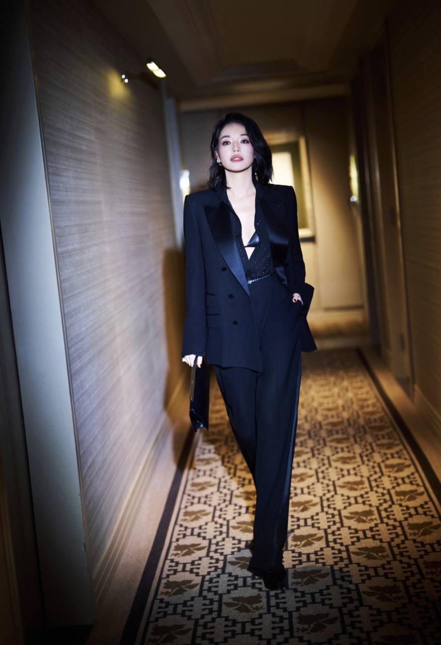 Thư Kỳ kh&ocirc;ng ngại nhường vị tr&iacute; center event cho Angelina Jolie- Ảnh 2.