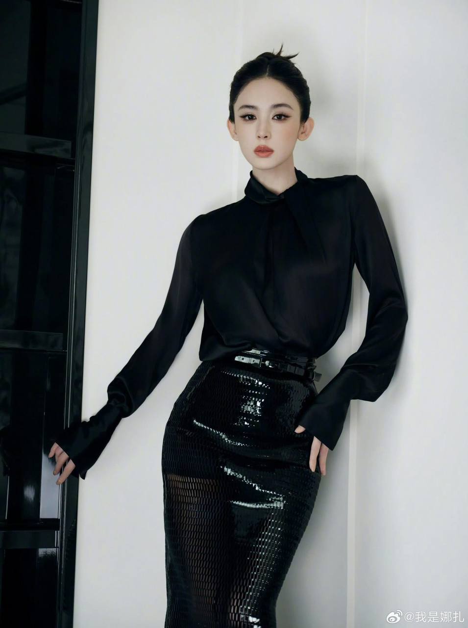 Thư Kỳ kh&ocirc;ng ngại nhường vị tr&iacute; center event cho Angelina Jolie- Ảnh 5.