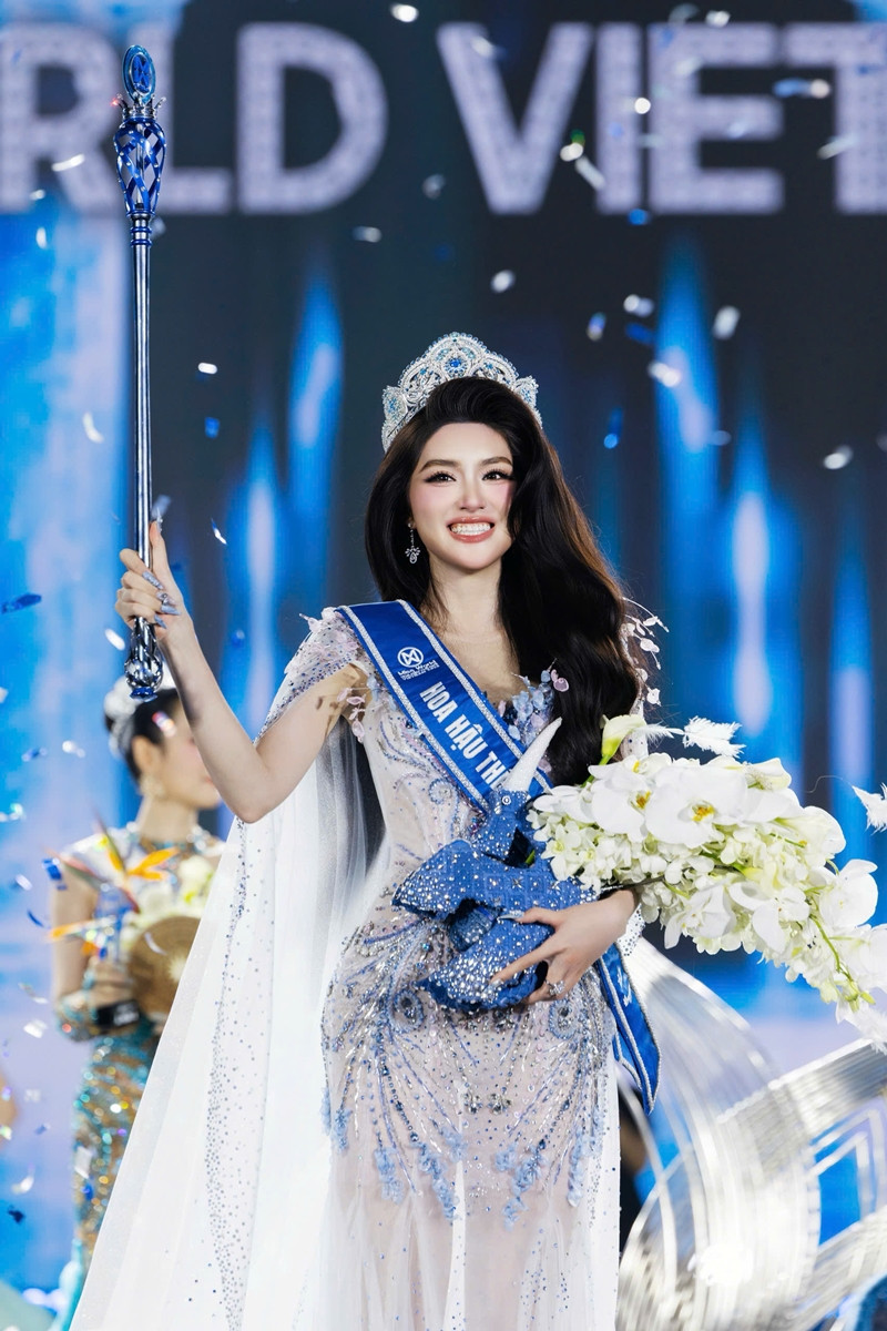 Phương Oanh đăng quang Miss World Vietnam 2025, trường Phan Đ&igrave;nh Ph&ugrave;ng H&agrave; Nội một lần nữa chứng minh đ&acirc;y quả l&agrave; "l&ograve; luyện hoa hậu, hot girl"!- Ảnh 1.