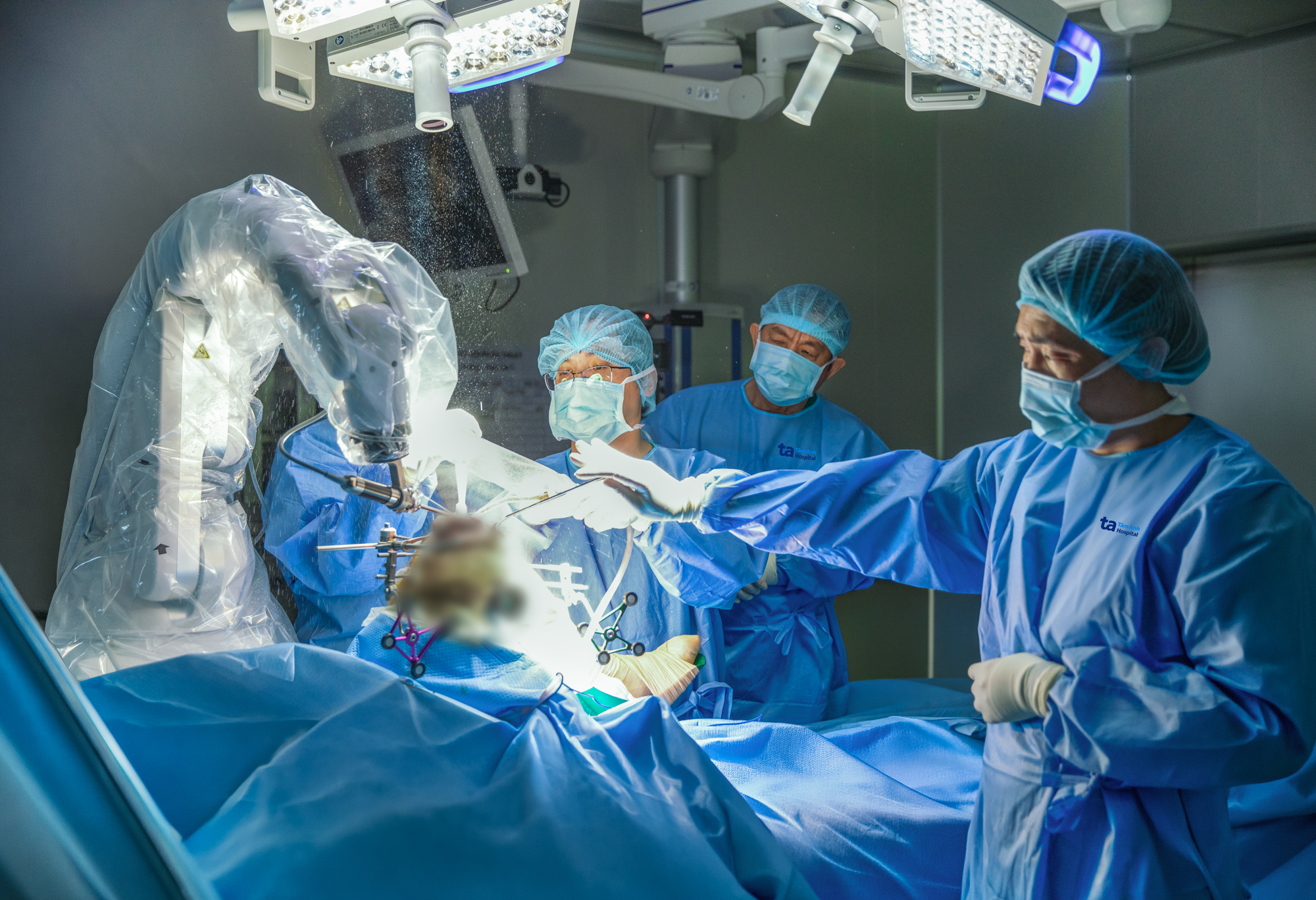 Robot AI thay khớp chuẩn x&aacute;c đến 100% đầu ti&ecirc;n tại Việt Nam- Ảnh 2.