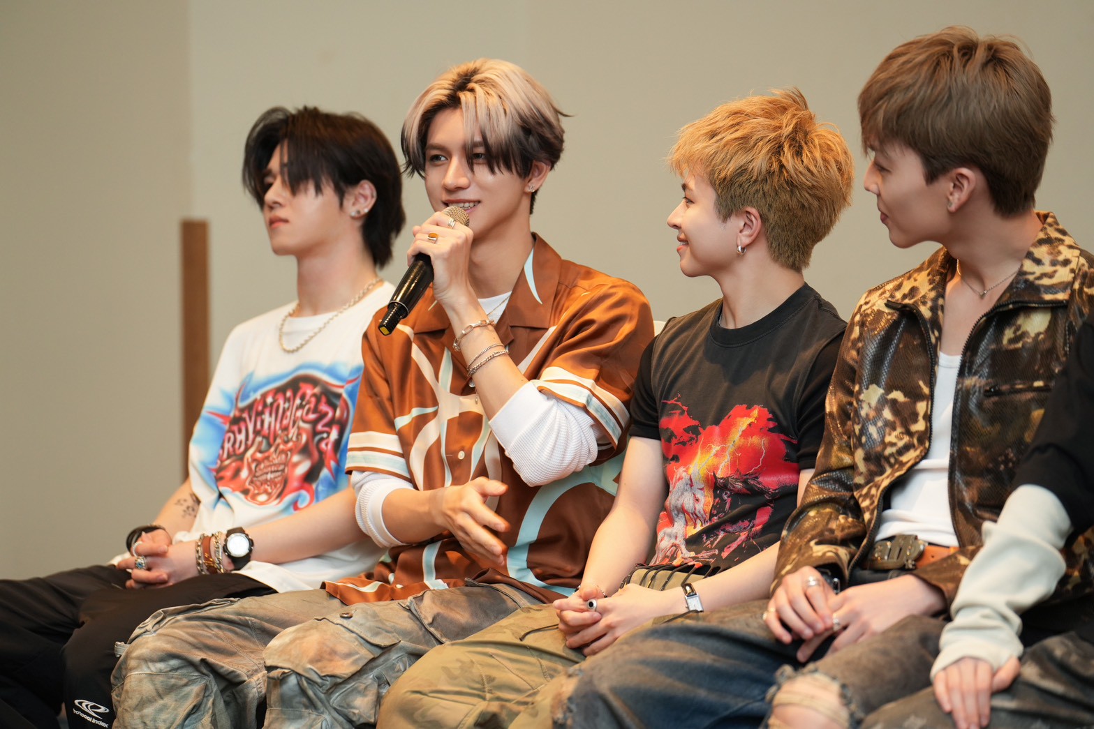 Gặp gỡ nhóm nam Nhật Bản cực chất hiện tại: Nhạc hot nghe mòn tai giờ mới biết mặt, mê mẩn sự cuồng nhiệt của khán giả Việt- Ảnh 2. Gặp gỡ nhóm nam Nhật Bản cực chất hiện tại: Nhạc hot nghe mòn tai giờ mới biết mặt, mê mẩn sự cuồng nhiệt của khán giả Việt- Ảnh 2.