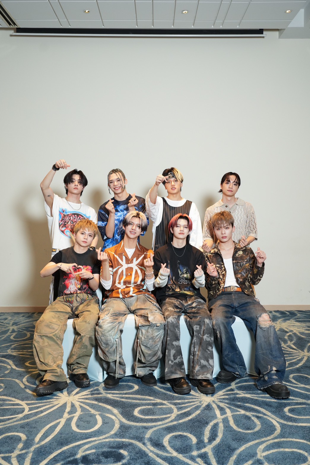 Gặp gỡ nhóm nam Nhật Bản cực chất hiện tại: Nhạc hot nghe mòn tai giờ mới biết mặt, mê mẩn sự cuồng nhiệt của khán giả Việt- Ảnh 3. Gặp gỡ nhóm nam Nhật Bản cực chất hiện tại: Nhạc hot nghe mòn tai giờ mới biết mặt, mê mẩn sự cuồng nhiệt của khán giả Việt- Ảnh 3.