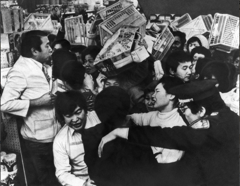 Xung đột Trung Đ&ocirc;ng k&eacute;o d&agrave;i, người d&acirc;n Nhật Bản đổ x&ocirc; t&iacute;ch trữ giấy vệ sinh- Ảnh 5.