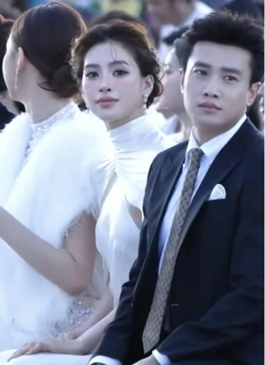 Tổng t&agrave;i Quốc Trường lộ mặt to&agrave;n mụn th&acirc;m tr&ecirc;n s&oacute;ng trực tiếp- Ảnh 3.