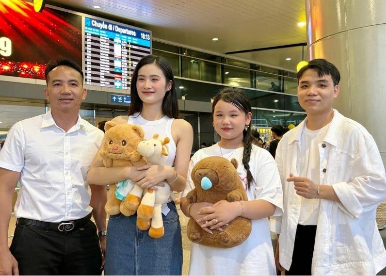 "T&oacute;m d&iacute;nh" &Yacute; Nhi v&agrave; bạn trai sau đ&ecirc;m Chung kết, c&oacute; một h&agrave;nh động chưa Hoa hậu n&agrave;o d&aacute;m l&agrave;m!- Ảnh 4.