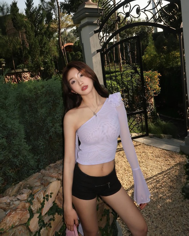 Qu&aacute; khứ "mặc g&igrave; cũng được khen đẹp" của Kh&aacute;nh Huyền 2k4- Ảnh 9.