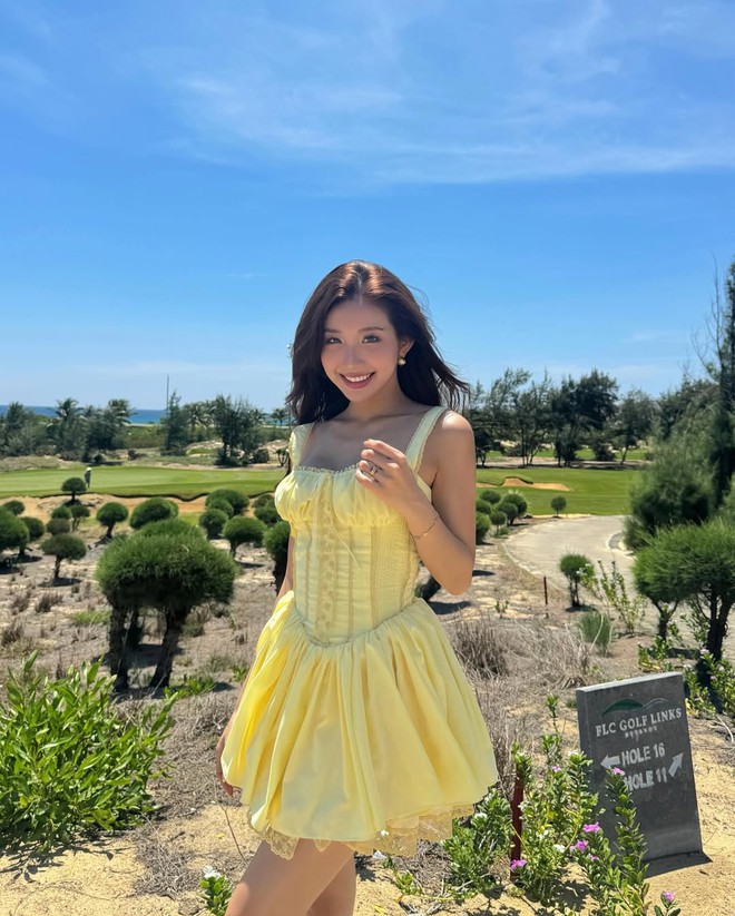 Qu&aacute; khứ "mặc g&igrave; cũng được khen đẹp" của Kh&aacute;nh Huyền 2k4- Ảnh 6.