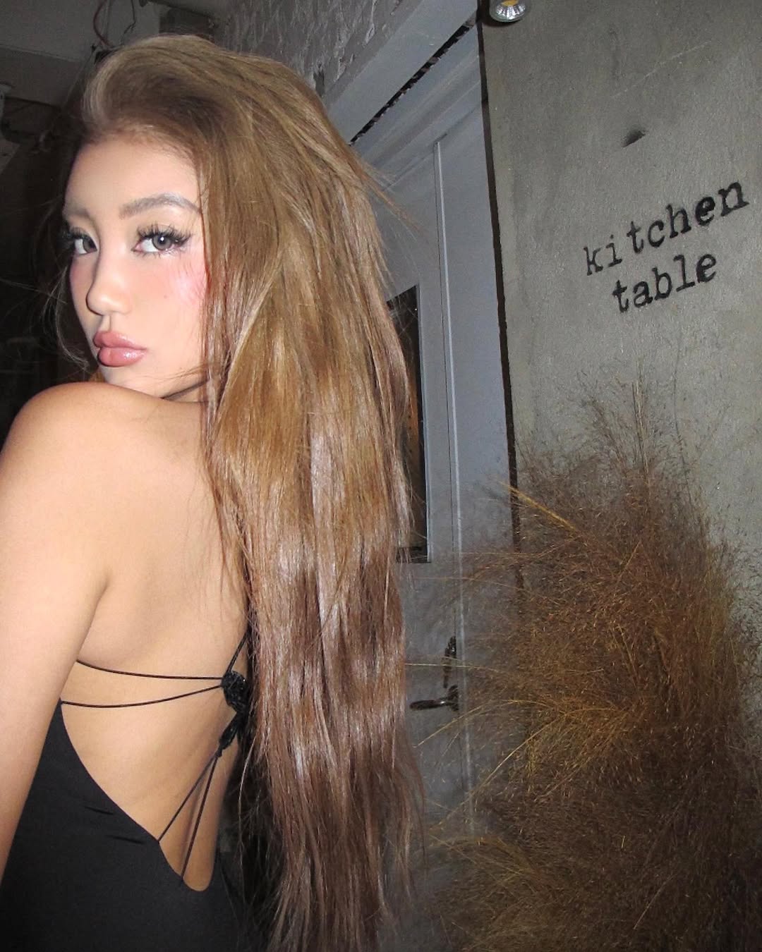 Đi chung show với Huyền 204, c&ocirc; g&aacute;i da n&acirc;u n&agrave;y đang được khen "tung trời": Đẹp dữ thần!- Ảnh 11.