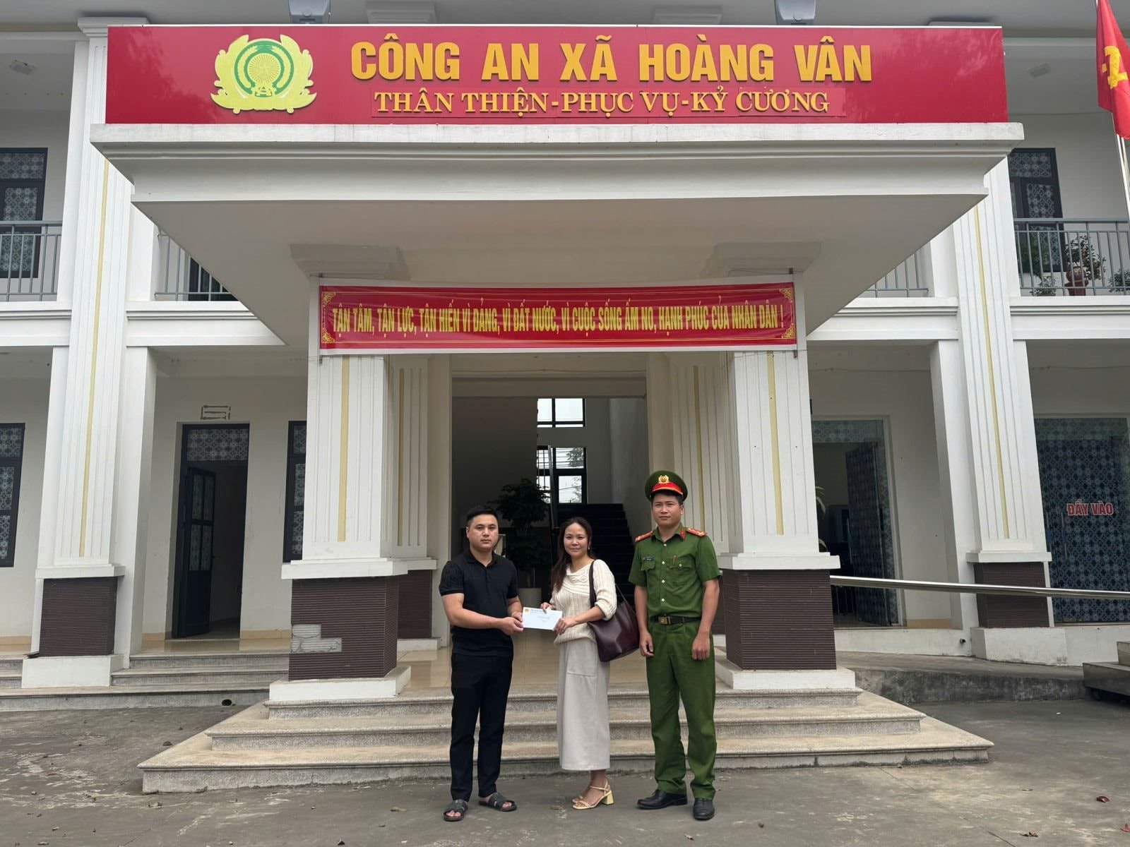 Sau khi chuyển khoản th&agrave;nh c&ocirc;ng 499.000.000 đồng, người phụ nữ kiểm tra t&agrave;i khoản, li&ecirc;n lạc với người nhận tiền rồi vội b&aacute;o c&ocirc;ng an x&atilde;- Ảnh 1.