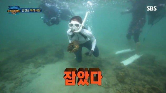 Khoảnh khắc lặn biển khiến 1 mỹ nh&acirc;n su&yacute;t t&ugrave; tội, 