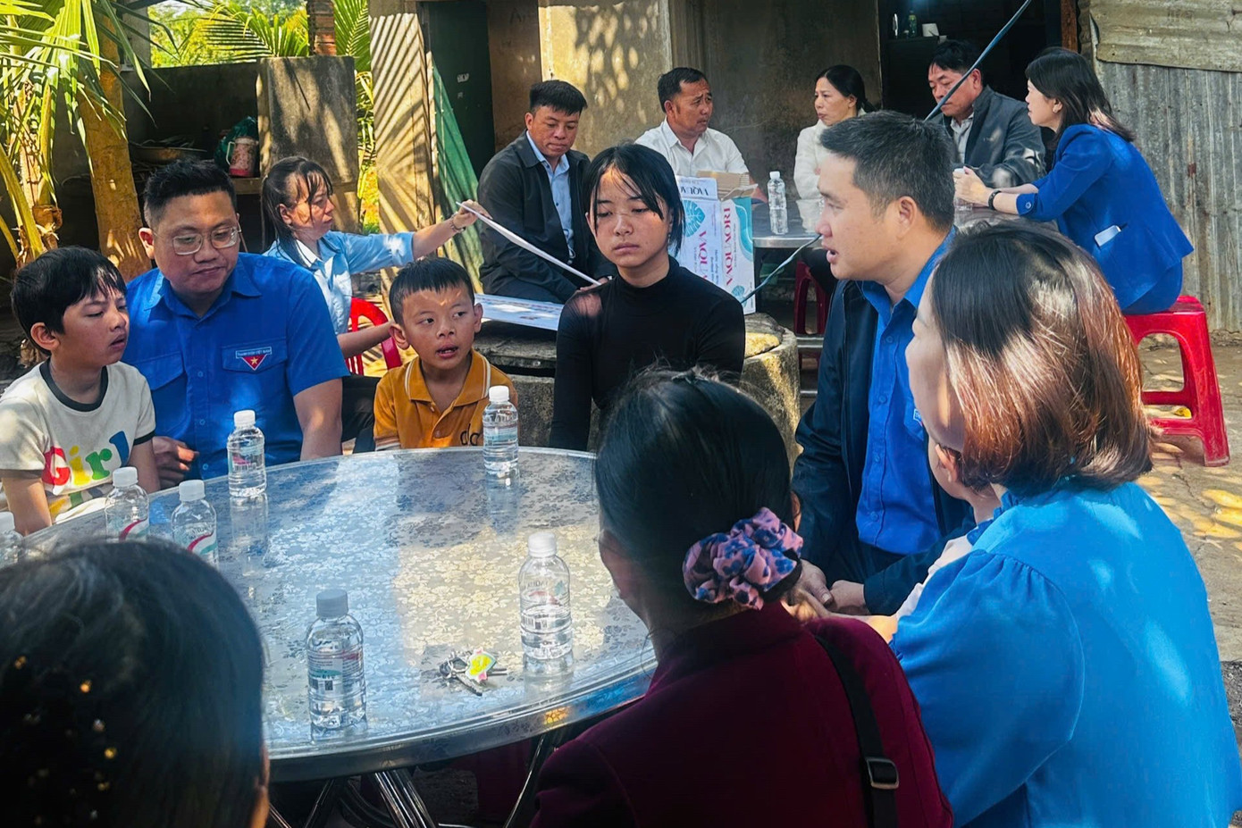 Trung ương Đo&agrave;n, Hội đồng Đội Trung ương trao sổ tiết kiệm cho nữ sinh mồ c&ocirc;i cha, g&aacute;nh gồng nu&ocirc;i 3 em- Ảnh 2.