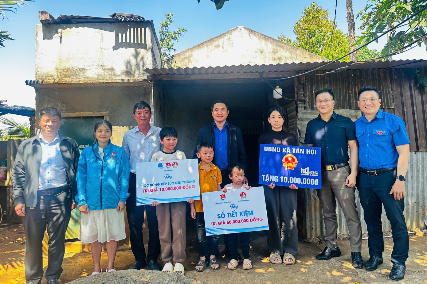 Trung ương Đo&agrave;n, Hội đồng Đội Trung ương trao sổ tiết kiệm cho nữ sinh mồ c&ocirc;i cha, g&aacute;nh gồng nu&ocirc;i 3 em- Ảnh 1.