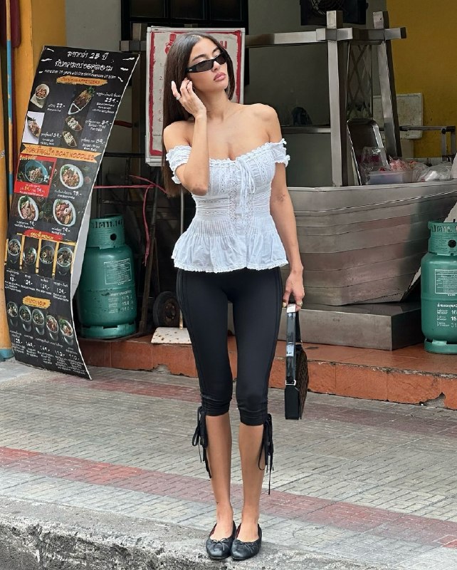 Capri pants: Chiếc quần t&ocirc;n d&aacute;ng nuột, tưởng &ldquo;kh&oacute; nuốt&rdquo; nhưng h&oacute;a ra dễ mặc nhất m&ugrave;a n&agrave;y- Ảnh 1.