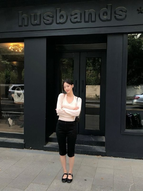 Capri pants: Chiếc quần t&ocirc;n d&aacute;ng nuột, tưởng &ldquo;kh&oacute; nuốt&rdquo; nhưng h&oacute;a ra dễ mặc nhất m&ugrave;a n&agrave;y- Ảnh 11.