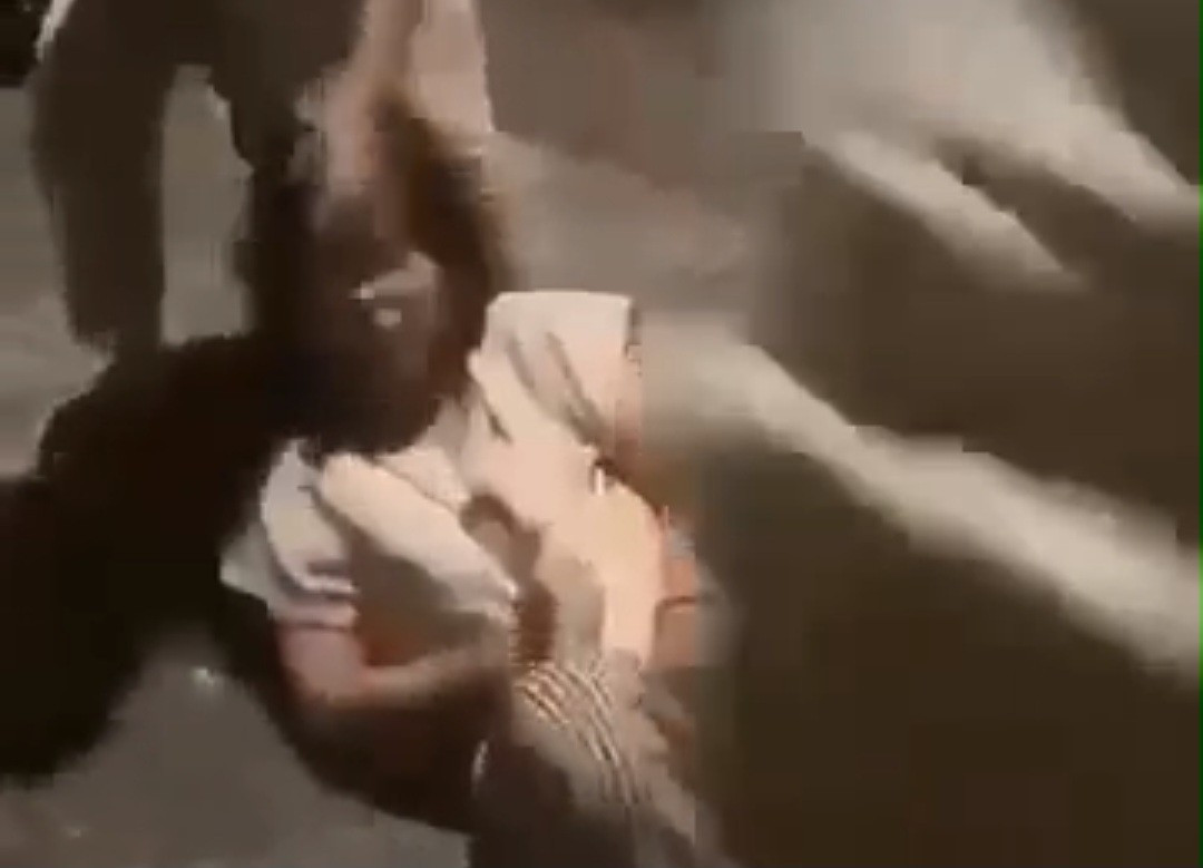 Nữ sinh cấp 2 ở Đ&agrave; Nẵng bị đ&aacute;nh đập, k&eacute;o l&ecirc; tr&ecirc;n vỉa h&egrave;- Ảnh 1.