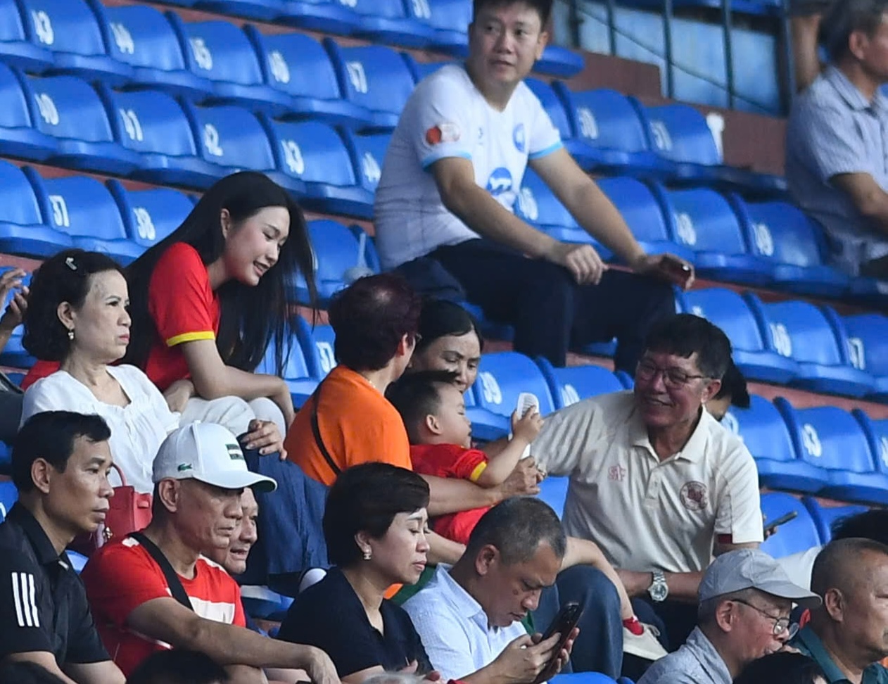 Doãn Hải My đọ sắc với vợ Hoàng Hên trên khán đài cổ vũ tuyển Việt Nam: Viusal xinh bất chấp cam thường!- Ảnh 3. Doãn Hải My đọ sắc với vợ Hoàng Hên trên khán đài cổ vũ tuyển Việt Nam: Viusal xinh bất chấp cam thường!- Ảnh 3.