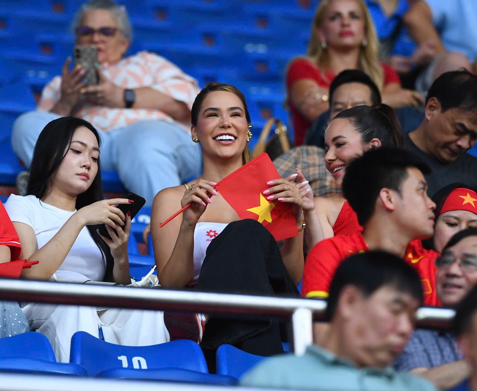 Doãn Hải My đọ sắc với vợ Hoàng Hên trên khán đài cổ vũ tuyển Việt Nam: Viusal xinh bất chấp cam thường!- Ảnh 5. Doãn Hải My đọ sắc với vợ Hoàng Hên trên khán đài cổ vũ tuyển Việt Nam: Viusal xinh bất chấp cam thường!- Ảnh 5.